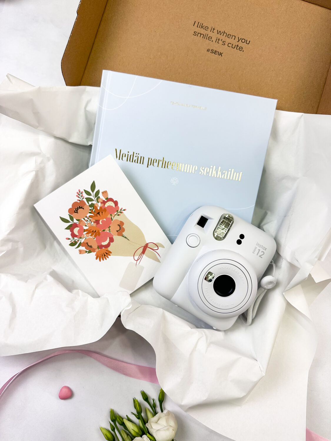 Lahjasetti perheelle - meidän perheemme seikkailut - Instax mini pikakamera + tehtäväkirja