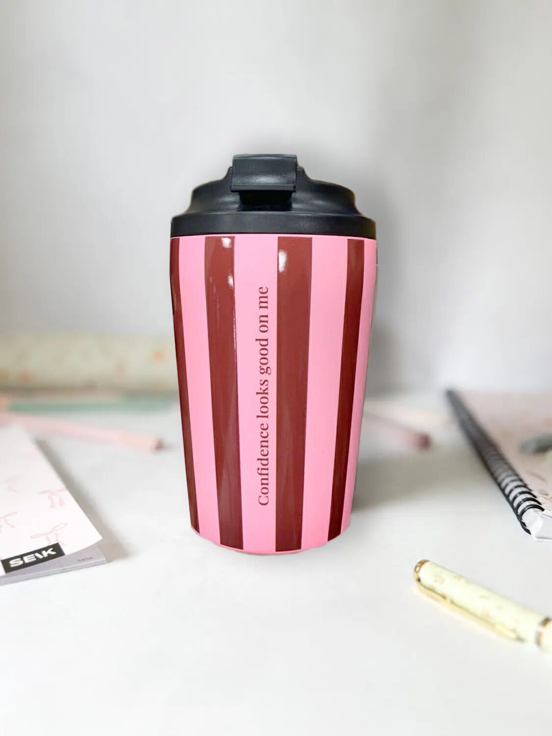 Kahvi termosmuki - confidence looks good on me (350ml)
