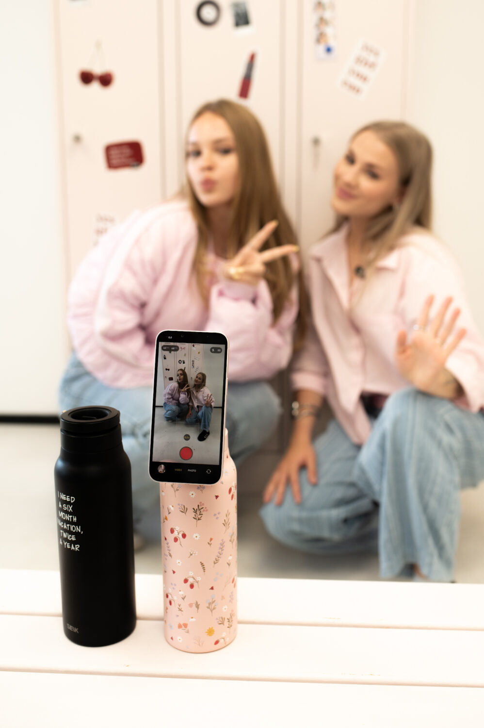 2-in-1 Thermos-juomapullo magneettisella puhelinpidikkeellä – Loma (700 ml) - Image 3