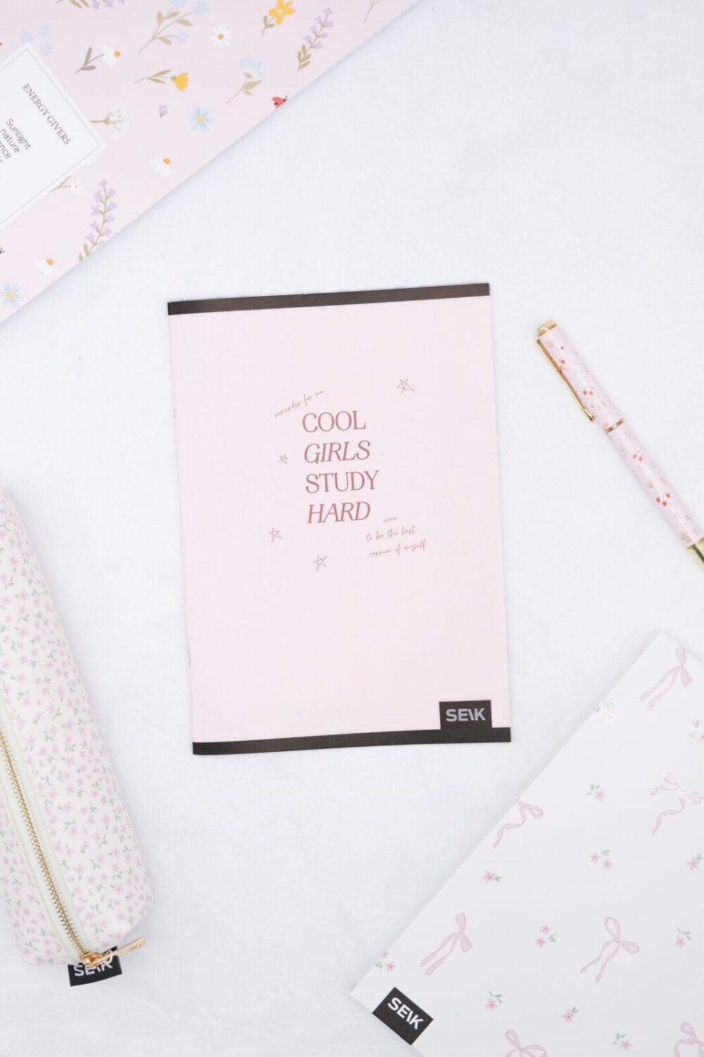 A5 ruudullinen muistikirja (36 lehte) - cool girls study hard - Image 2