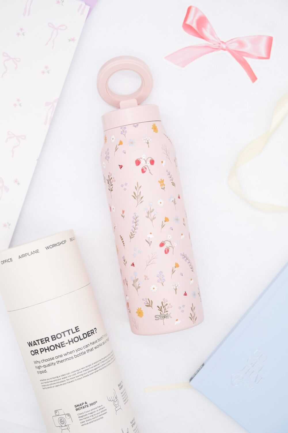 2-in-1 Thermos-juomapullo magneettisella puhelinpidikkeellä – Mansikat (700 ml)