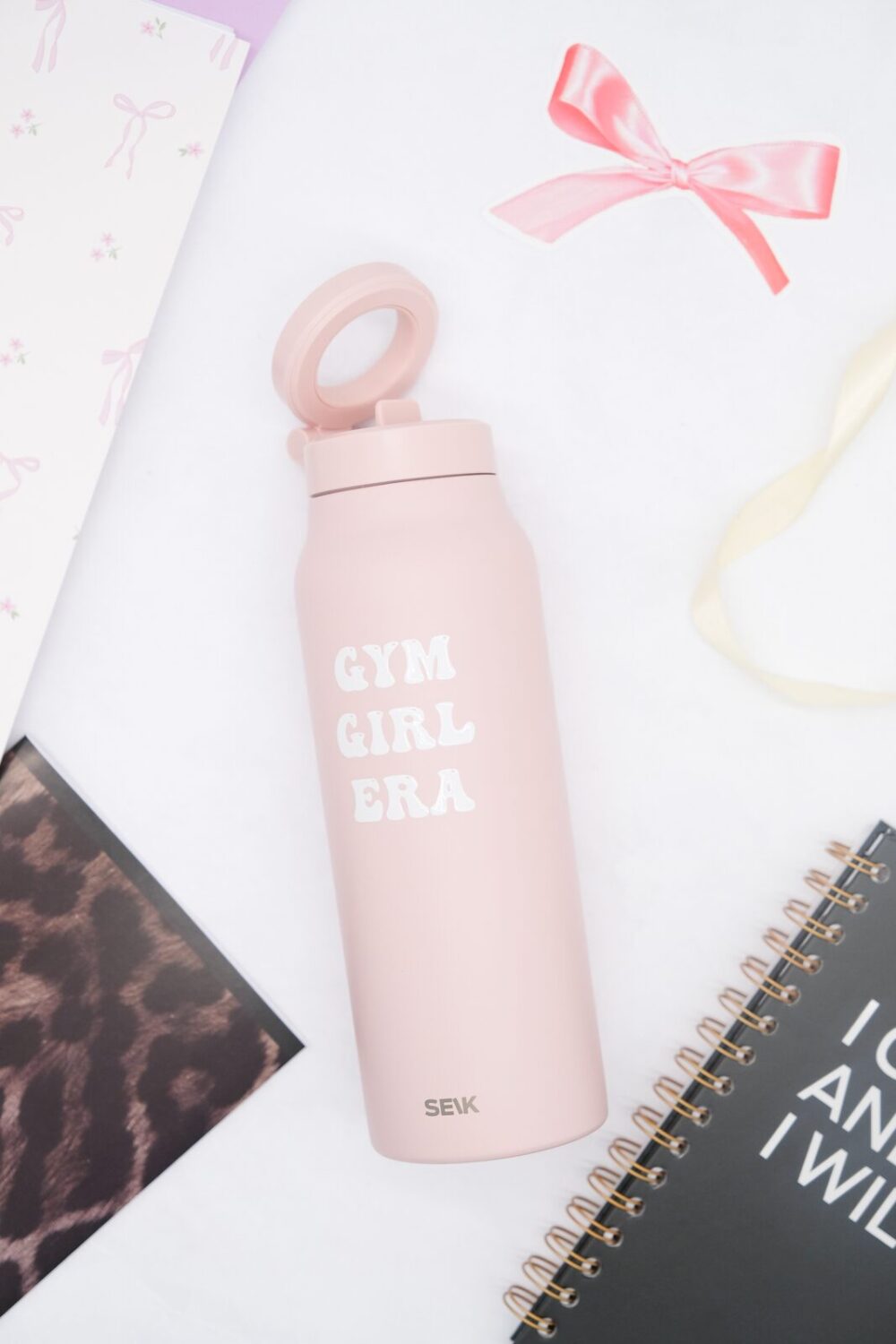 2-in-1 Thermos-juomapullo magneettisella puhelinpidikkeellä - gym girl era (700ml)