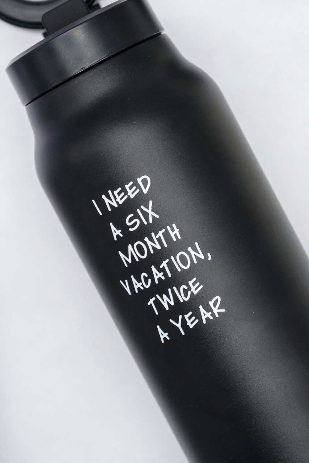 2-in-1 Thermos-juomapullo magneettisella puhelinpidikkeellä – Loma (700 ml) - Image 2