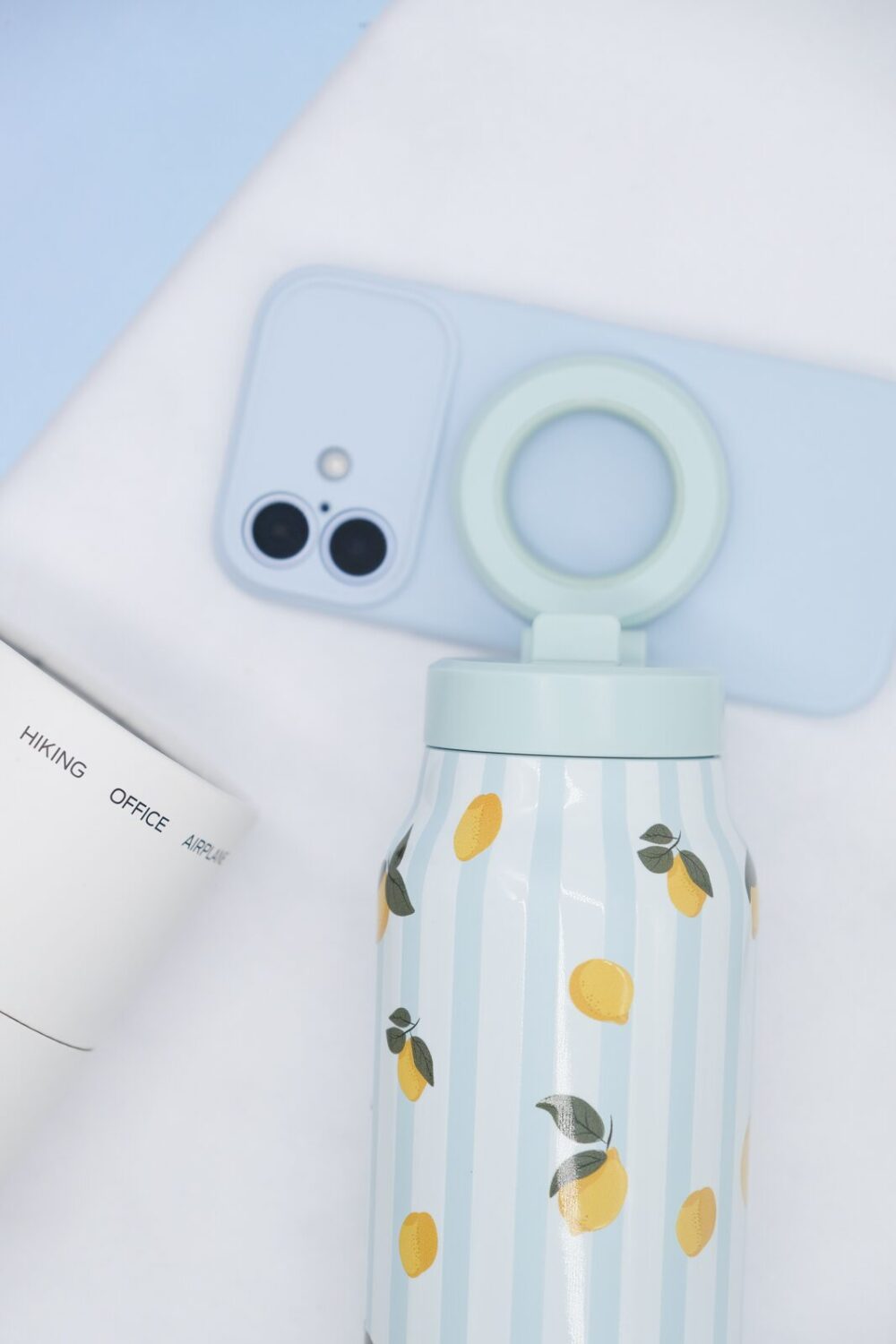 2-in-1 Thermos-juomapullo magneettisella puhelinpidikkeellä – Sitruunat (700ml) - Image 5