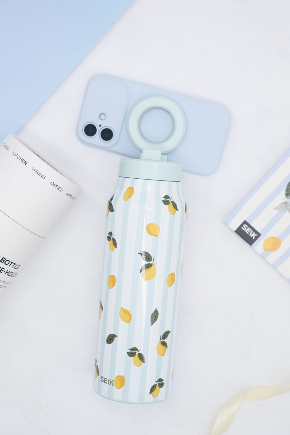 2-in-1 Thermos-juomapullo magneettisella puhelinpidikkeellä – Sitruunat (700ml) - Image 3