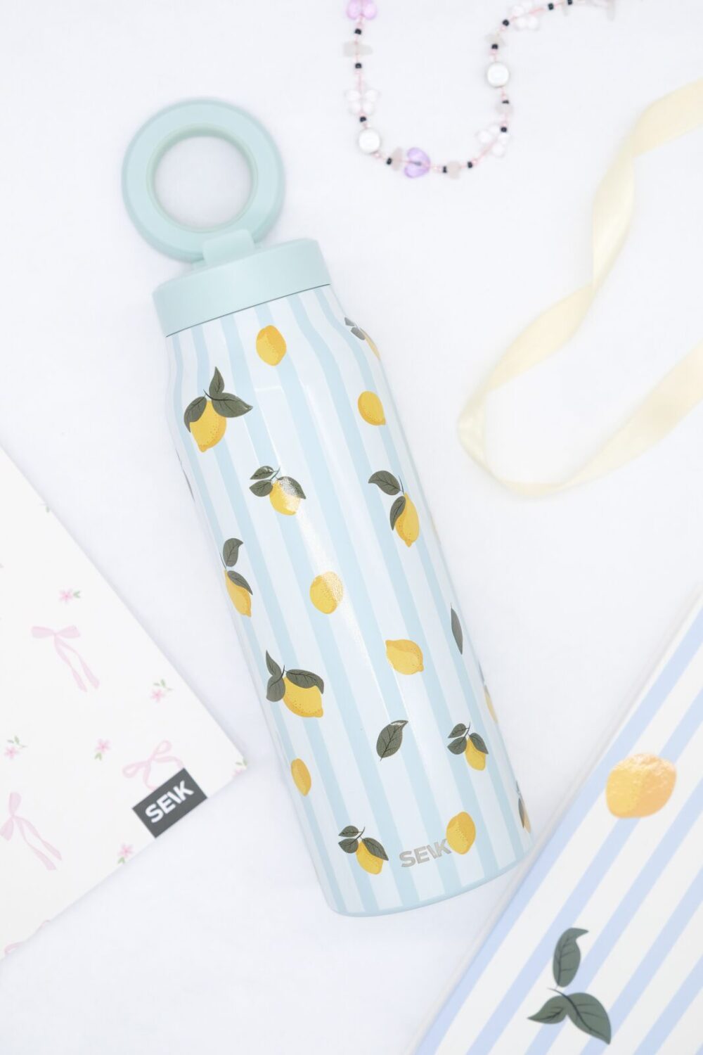 2-in-1 Thermos-juomapullo magneettisella puhelinpidikkeellä – Sitruunat (700ml)
