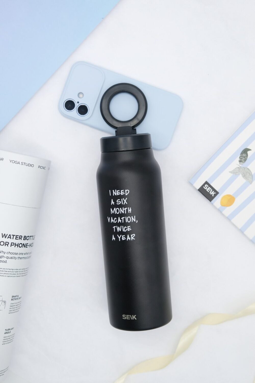 2-in-1 Thermos-juomapullo magneettisella puhelinpidikkeellä – Loma (700 ml)