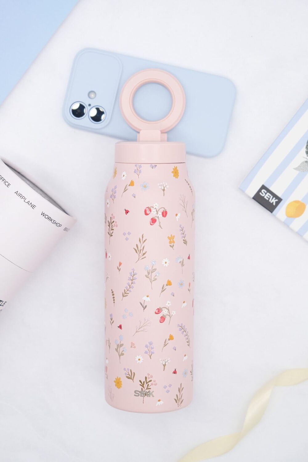 2-in-1 Thermos-juomapullo magneettisella puhelinpidikkeellä – Mansikat (700 ml) - Image 2