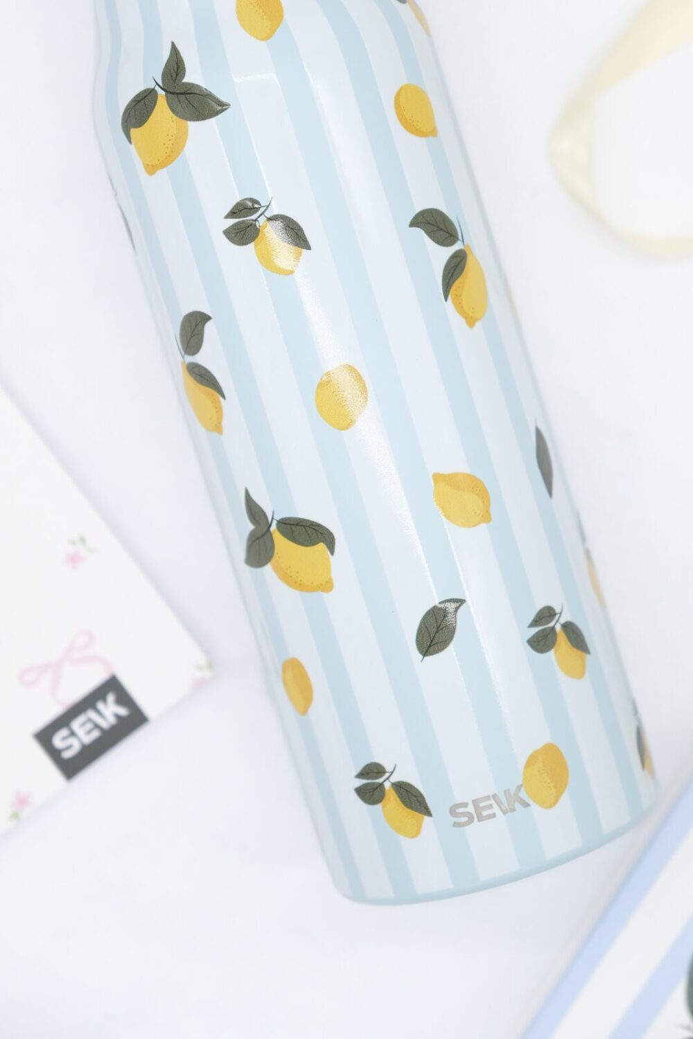 2-in-1 Thermos-juomapullo magneettisella puhelinpidikkeellä – Sitruunat (700ml) - Image 8