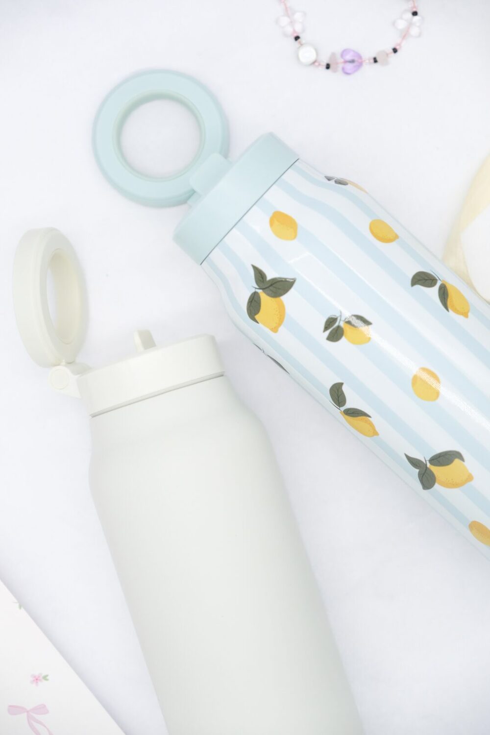 2-in-1 Thermos-juomapullo magneettisella puhelinpidikkeellä – Sitruunat (700ml) - Image 6